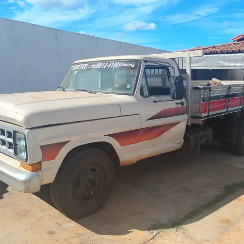 F 4.000 pneus e carroceria nova