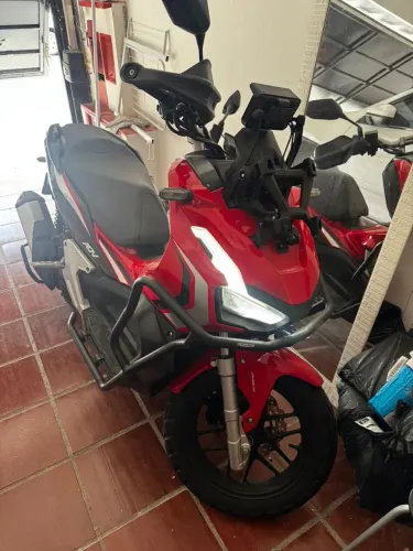 Honda ADV 2022 com vários acessórios