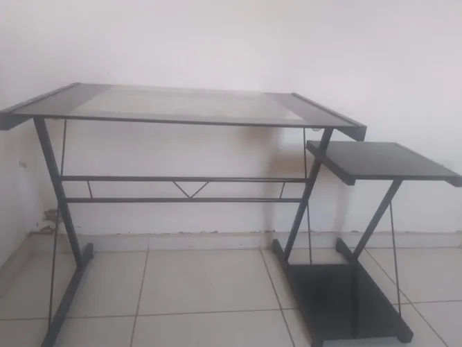 Mesa para escritório com tampa de vidro 