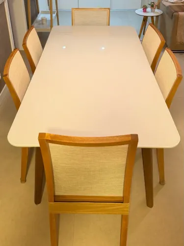Mesa 6 lugares com cadeiras.