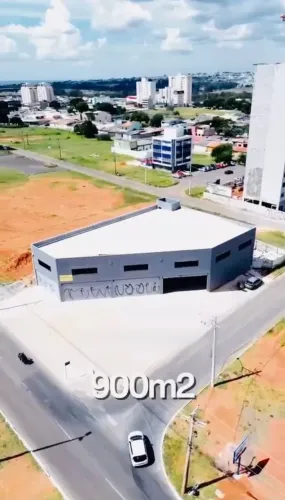 Galpão Comercial de Esquina para Locação - 900 m² com Estacionamento em Localização Privil