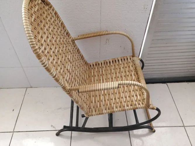 Cadeira de balanço pequena