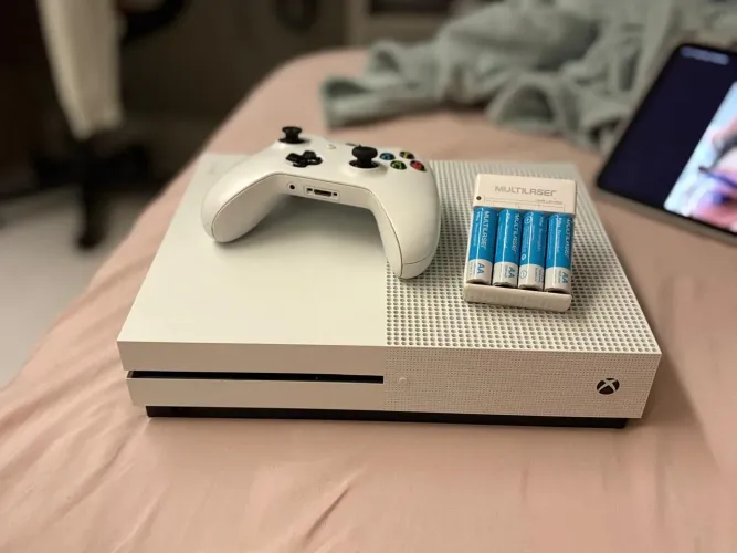 VENDO XBOX ONE S BRANCO - MUITO CONSERVADO
