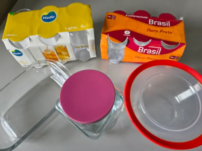 Conjuntos de copos e potes de vidro.