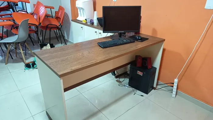 Armário e mesa para escritório
