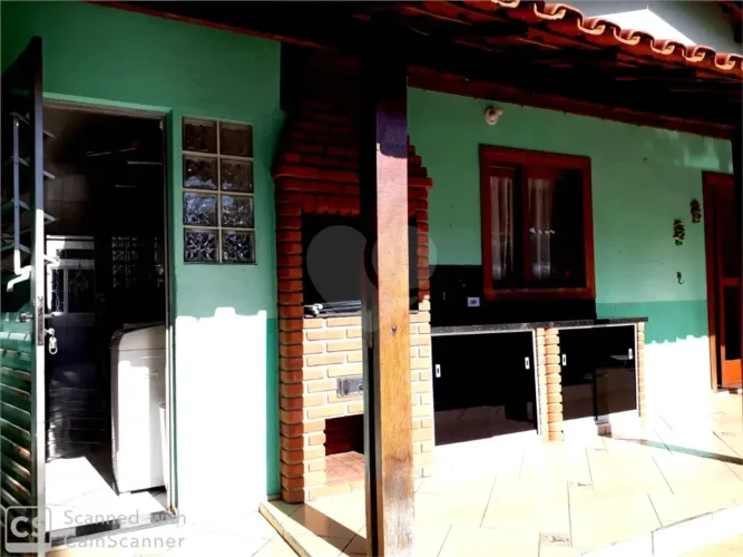 Casa ampla de esquina bem arborizada à venda em Sorocaba