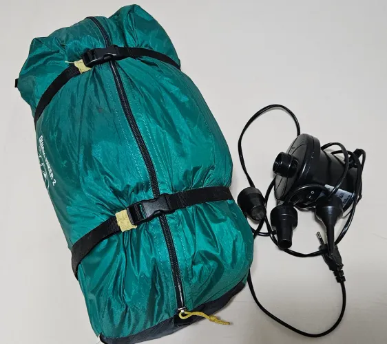 Barraca Quechua Quick Hiker 2 + brinde bomba ar elétrica 110V