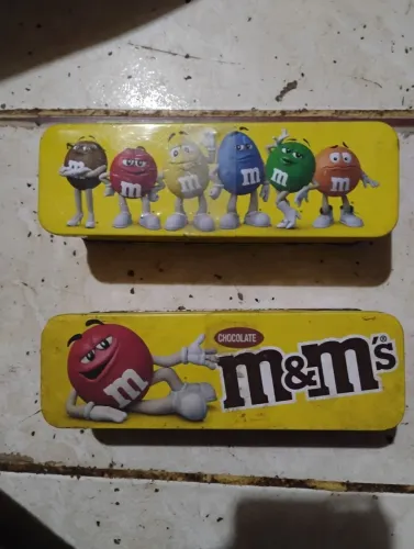 Duas latas colecionáveis M & Ms. diferentes