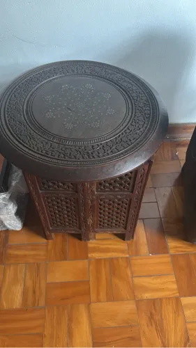 Mesa lateral indiana em madeira maciça entalhada