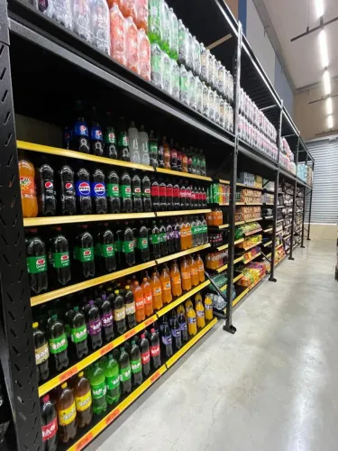 Checkouts e gôndolas Fabricação própria 