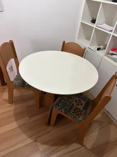 MESA COM 4 CADEIRAS ESTOFADAS 