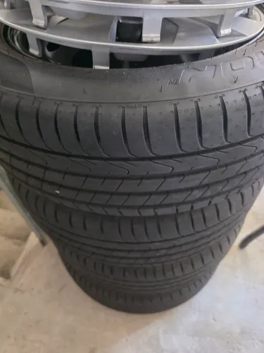 Pneus 205/60 R16 + jantes e calotas originais T-Cross