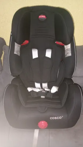 Cadeirinha de carro infantil Cosco 9kg a 18kg.