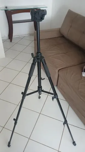 Vendo tripé de câmera profissional com regulagem