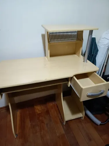 Mesa para computador antiga 23 anos de uso.