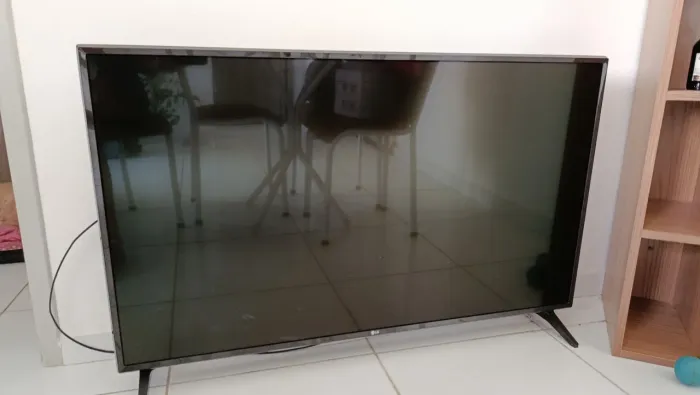Tv LG para retirada de peças, está com listras, mais funcionando!