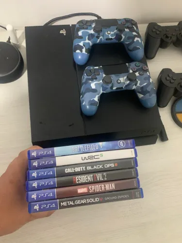 PS4 com 2 controles e 6 jogos 