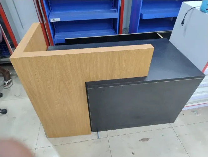 Balcão de Recepção Moderno com Tomadas Embutidas - Madeira e Preto