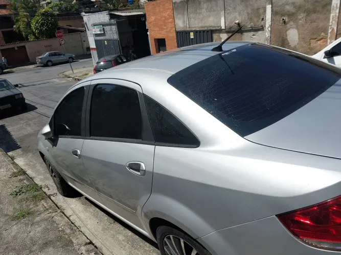 Fiat linea 2011/12 impecável todo revisado ,motor e caixa doalogic na garantia. Autorizada