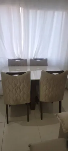 Mesa de jantar c/ 4 cadeiras