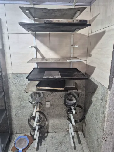 Rack para assadeiras. Suporte para assadeiras.