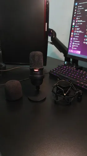 Microfone HyperX Solocast + pop filter e shock mount