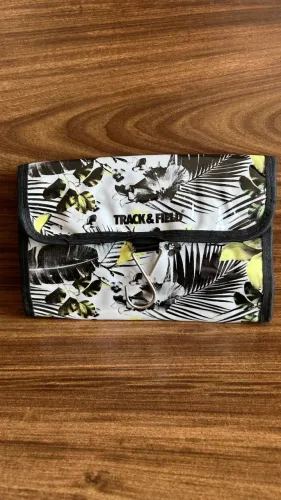 Necessaire de Viagem Track & Field | Transparente | Com Gancho para Pendurar | Semi Nova
