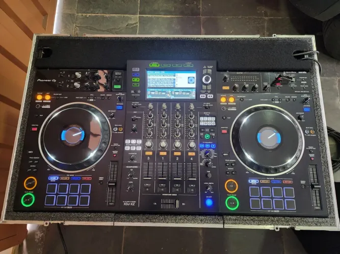 Controladora Pioneer XDJ XZ c/ Hard Case - Conservação Impecável c/ Manual e NF!