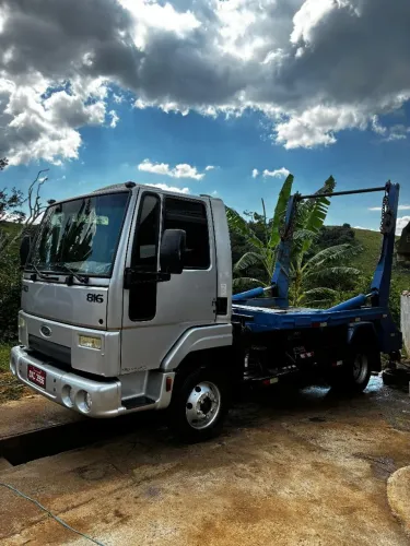 Vende-se Ford Cargo 2013, único dono. Vendo no chassi ou completo. ( *. 