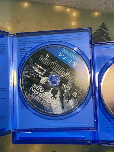 Jogos PS4 Originais - Call of Duty Modern Warfare + Dead by Daylight