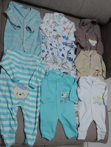  Macacões de bebê + Pacote de fraldas Huggies M e Pom Pom M 