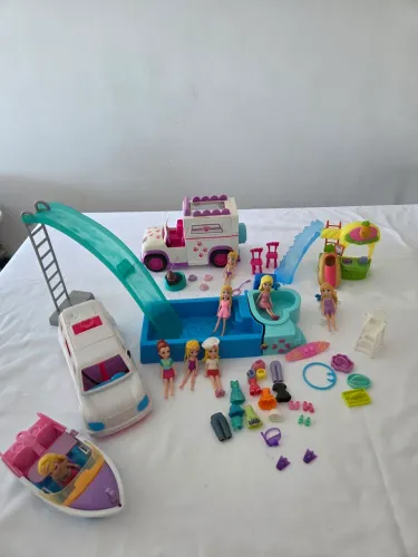Lote Polly Pocket com piscina, carrinhos e barco