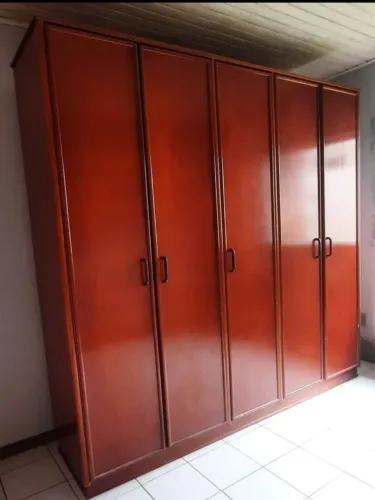 Roupeiro 5 portas em Mogno conservado