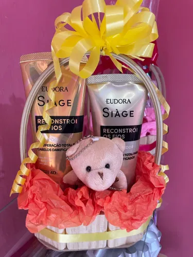 Kit cesta com produtos pra cabelo de Siàge, shampoo condicionador