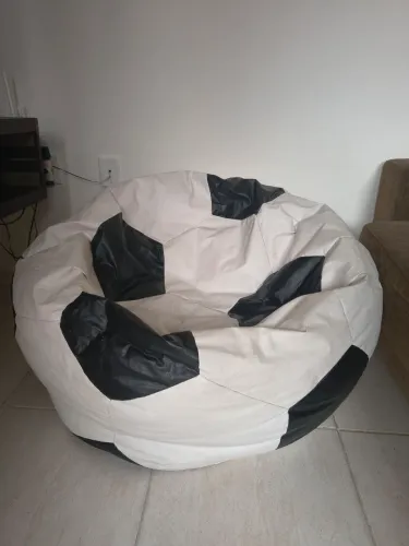 Puff de bola + tapetinho de campo de futebol.