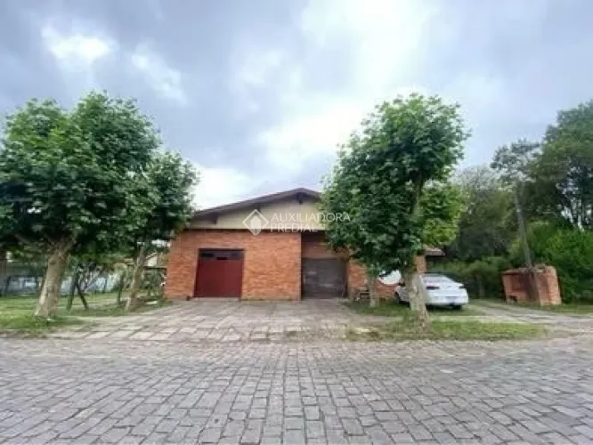 Terreno a venda em Canela com pavilhão e casa.