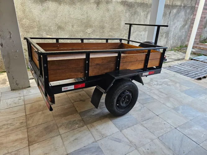 Carretinha reboque emplacada reforçada documentos em dia pronta para trabalho