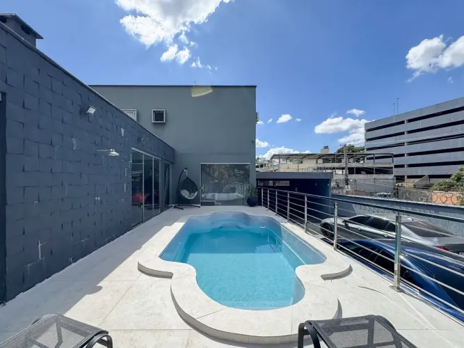 Casa com 04 quartos, 06 vagas e piscina - Vila Clóris