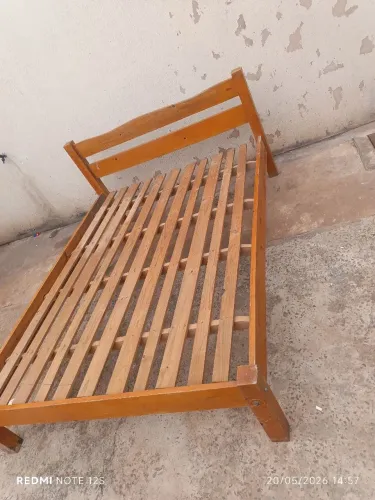 Cama de madeira de casal
