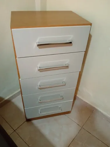 Comoda 5 gavetas altura 90 cm e largura 45 cm