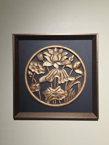 Quadro escultura em madeira, flor de lotes, com pintura ouro velho.