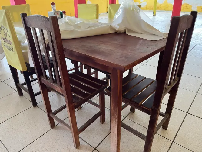 Mesa madeira com 6 cadeiras