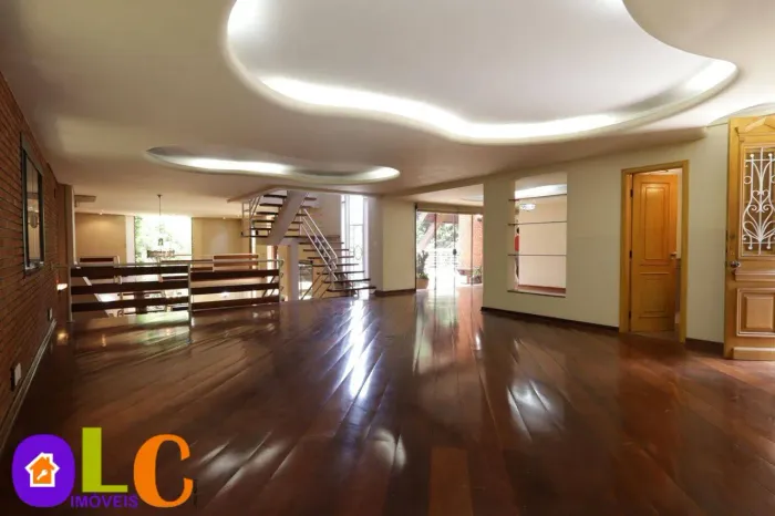Casa com piscina à venda | 1000m² | 4 suítes | 6 banheiros | 8 vagas