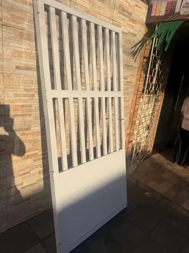 Porta de alumínio 1,05 por 2,15 cm