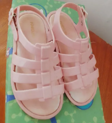 Vende-se sandálias menina