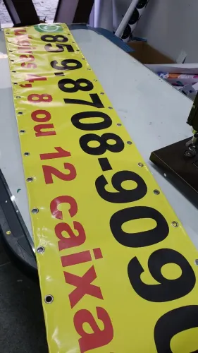 Lona com ilhos para fachada de loja