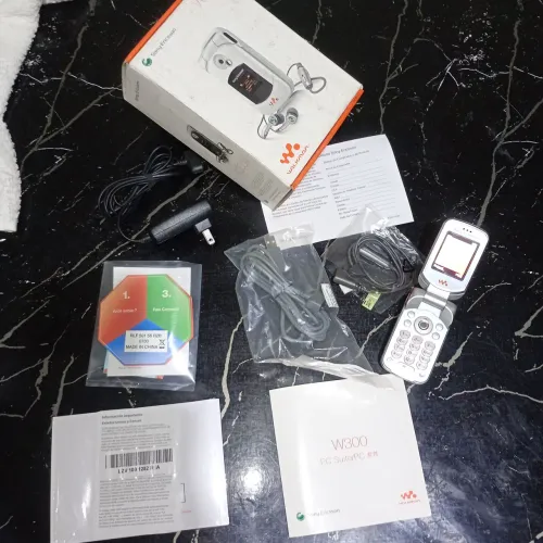 SONY ERICSON W300i raro estado!!!