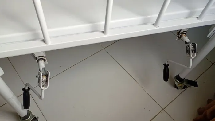 Vendo cama hospitalar seminova. Acompanha  2 colchões 