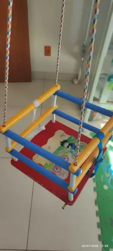 Balanço infantil de madeira