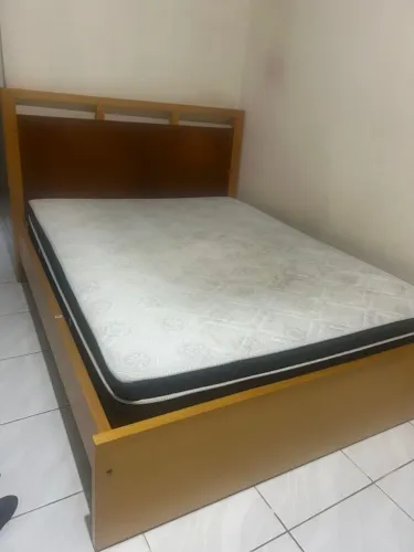 Cama Queen em madeira e Colchão 